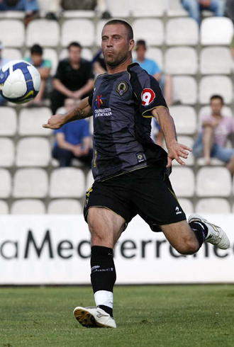 Rub�n Navarro, en la imagen durante un partido de la pasada temporada con el H�rcules, ya marca goles con su nuevo equipo, el N�stic