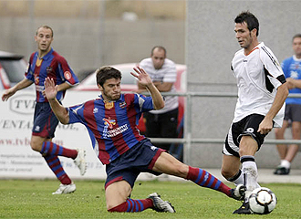 Samuel entra a un jugador del Ontinyent durante el amistoso que disput� el Levante este domingo