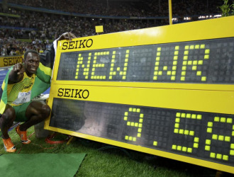 Bolt posa junto al crono
