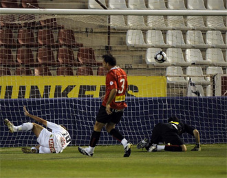 Merino marca un gol para el Albacete ante el Mallorca.