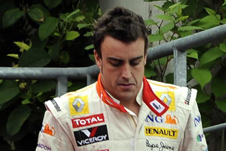 Alonso con el semblante serio.