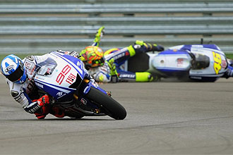 Rossi se cae mientras Lorenzo rueda en cabeza.