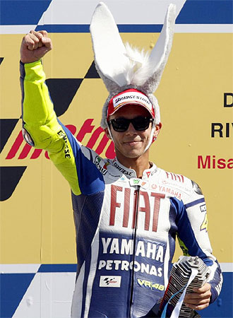 Rossi celebra su triunfo en el podio con unas peculiares orejas.