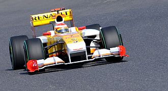 Alonso rueda sobre el circuito de Suzuka.