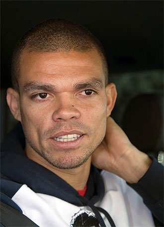 Pepe, jugador del Real Madrid, saliendo de su casa en Las Rozas (Madrid).