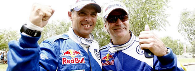 Lucas Cruz y Carlos Sainz celebrando su triunfo en el Dakar 2010