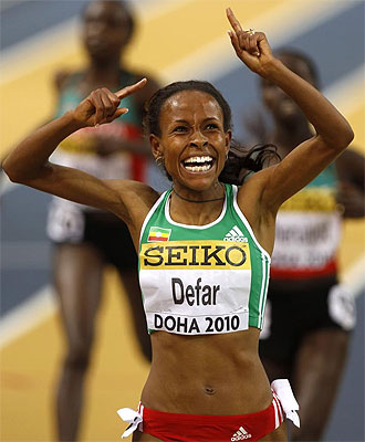 Meseret Defar celebra su victoria.