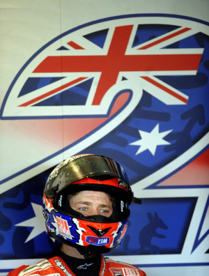 Casey Stoner, en box de su equipo en Jerez