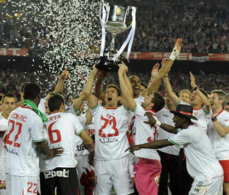 Palop celebra con la camiseta de Puerta el t�tulo del Sevilla.