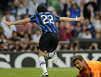 Milito celebra el primer gol conseguido ante el Bayern
