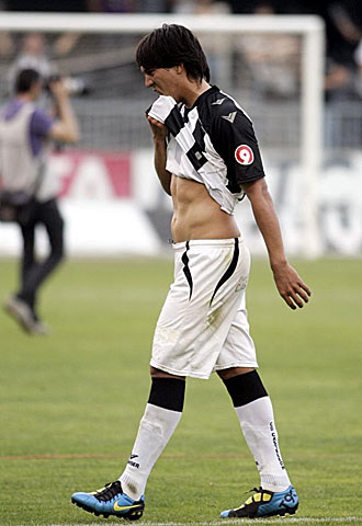 El argentino Ulloa, abandonando el c�sped de Castalia con gesto muy serio tras perder con el Huesca, es el �nico jugador del Castell�n que no queda libre al haberse consumado el descenso