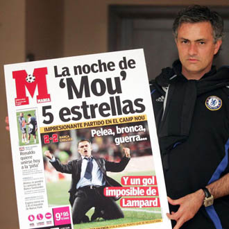Mourinho posa con una portada gigante de MARCA