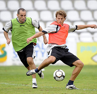 Eneko Romo, en la foto disputando un bal�n con su compa�ero Beobide durante un entrenamiento del Real Uni�n, se perder� el encuentro de C�rdoba