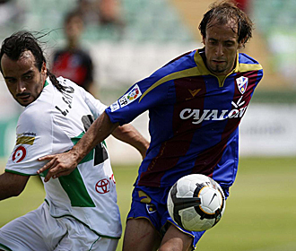 Robert, peleando con el ilicitano Santos durante el encuentro de la presente temporada en el campo del Elche