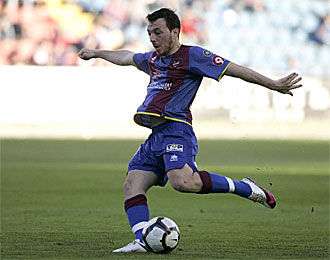 Rub�n Su�rez golpea el bal�n en un partido con el Levante