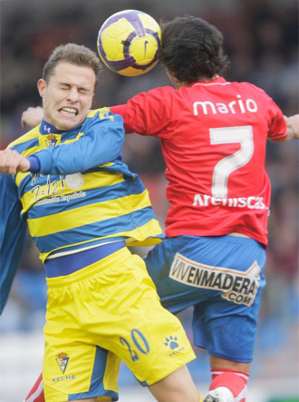 Abraham lucha con Mario para ganar el bal�n