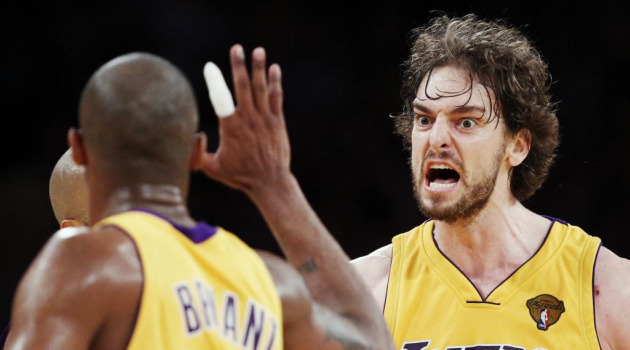 Kobe Bryant saluda a Pau Gasol, enloquecido (FOTO: REUTERS)