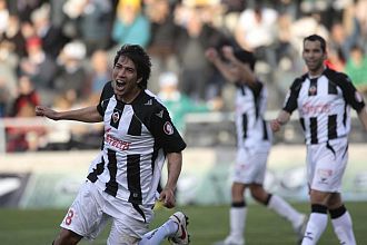 Ulloa celebra un gol con el Castell�n