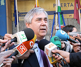 Antonio Mu�oz, todav�a presidente del Cadiz, atiende a los medios de comunicaci�n