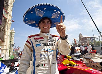 Maldonado celebra la pole con un sombrero mexicano