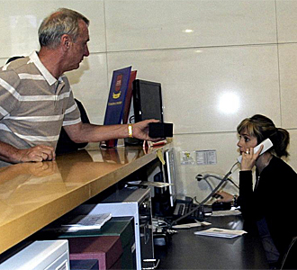 Cruyff entrega la medalla de honor en las oficinas del Camp Nou