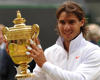 Nadal posa con el trofeo de campe�n de Wimbledon.