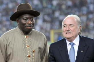 Goodluck Jonathan, presidente de Nigeria, junto a Joseph Blatter, su hom�logo pero de la FIFA.