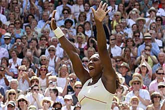 Serena Williams saluda al p�blico nada m�s derrotar a Vera Zvonareva en la final de Wimbledon