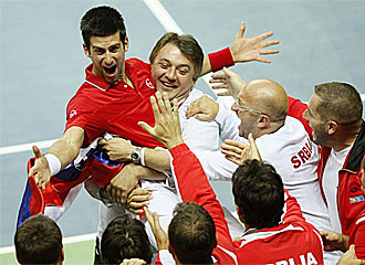 Djokovic celebra su triunfo ante Cilic y la clasificaci�n de su pa�s para las semifinales de la Copa Davis.