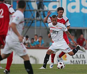 Tiberio Guarente, que debut�, protegiendo un bal�n.