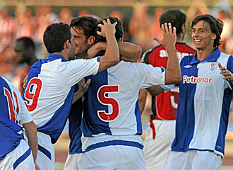 Los jugadores del Athletic celebran un gol.