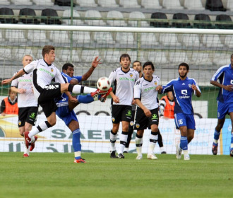 Pablo Hern�ndez trata de llegar a un bal�n.