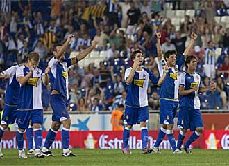 Los jugadores del Espanyol celebran el trofeo logrado.