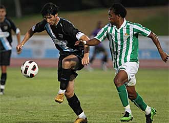 Luque trata de controlar un bal�n durante el partido.