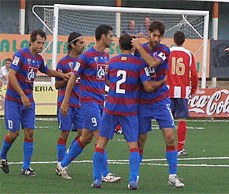 Roberto, en su retorno al Huesca, fue el gran protagonista de la goleada en Sabi��nigo con sus dos goles... en la imagen con el '9' celebrando uno de ellos en el Joaqu�n Ascaso
