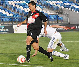 Armenteros, en el momento de conseguir el gol del Rayo en el Estadio Di St�fano, tras un buen pase de Lucas