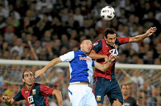 Athletic y G�nova en una acci�n del partido