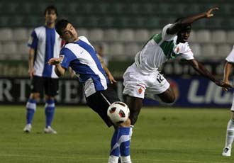 Tiago Gomes pugna con Wakaso