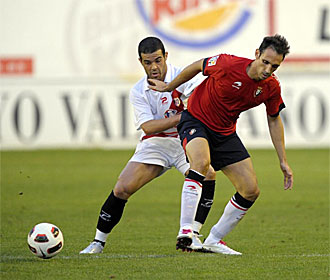 Casado trata de arrebatar el bal�n a Juanfran.