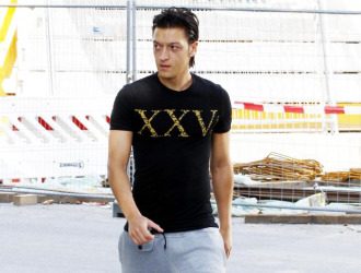 Mesut �zil pas� por las oficinas del Bremen este martes.