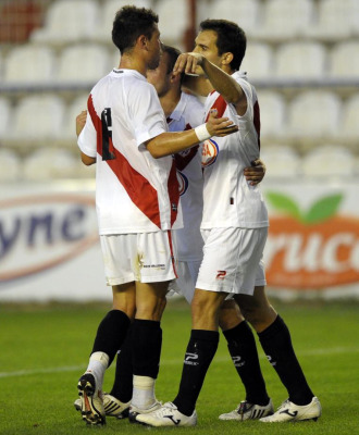 Los jugadores rayistas celebran su primer tanto, obra de Armenteros.