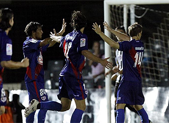 Los jugadores del Rayo celebran un gol.
