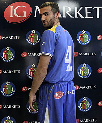 brahim Kas, en la presentaci�n de las equipaciones del Getafe.