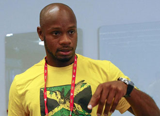 Asafa Powell hablando con la prensa