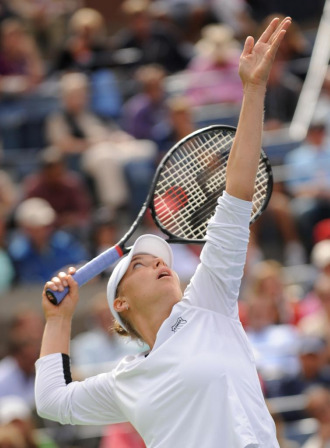 Vera Zvonareva, sacando ante Caroline Wozniacki.