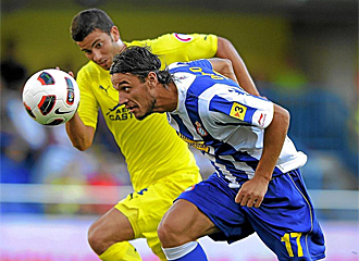 Osvaldo lucha el bal�n durante el choque ante el Villarreal.