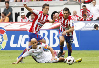 Nunes con la banda de capit�n ante el Sporting