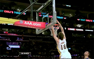 Pau Gasol machacando el aro de los Warriors