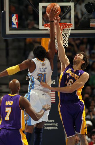 Pau Gasol tratando de taponar a Nene Hilario