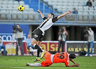 Bautista se lanza por el suelo para robar un bal�n.